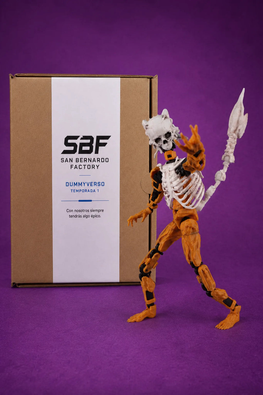 Dummy 13 Carroñero junto a empaque oficial SBF