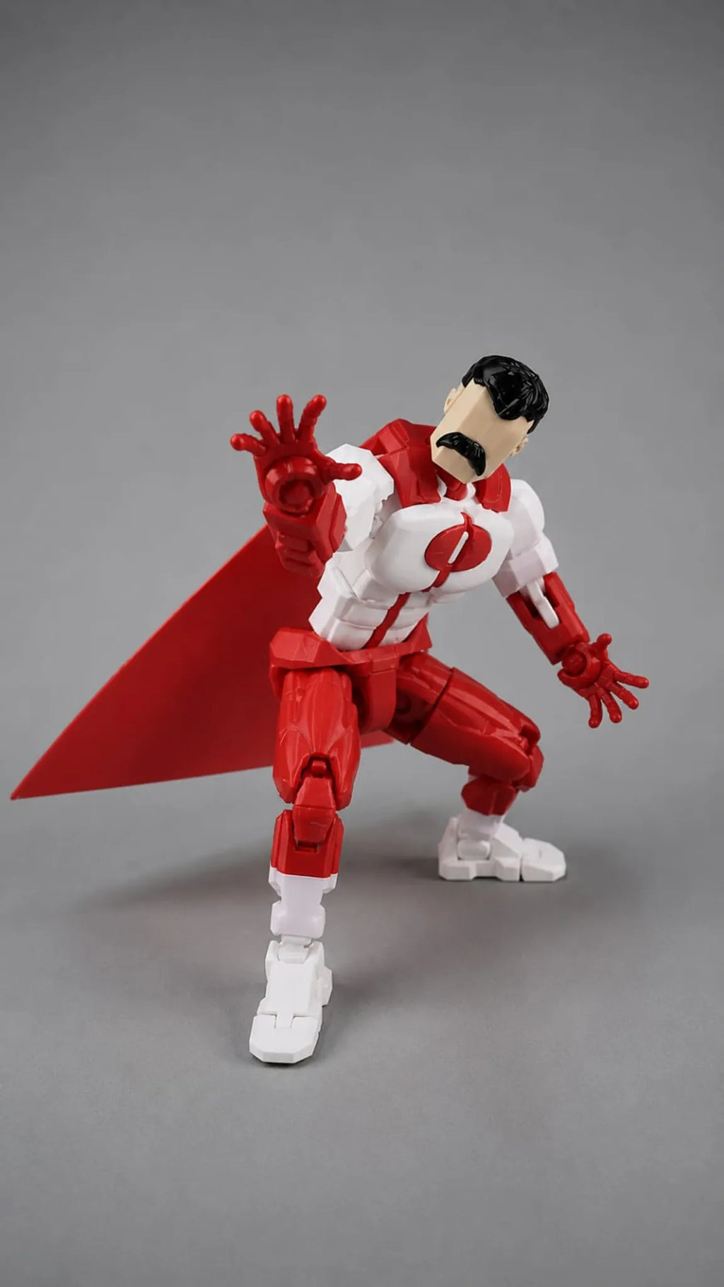 Dummy 13 Centinela Viltrumita en pose heroica
