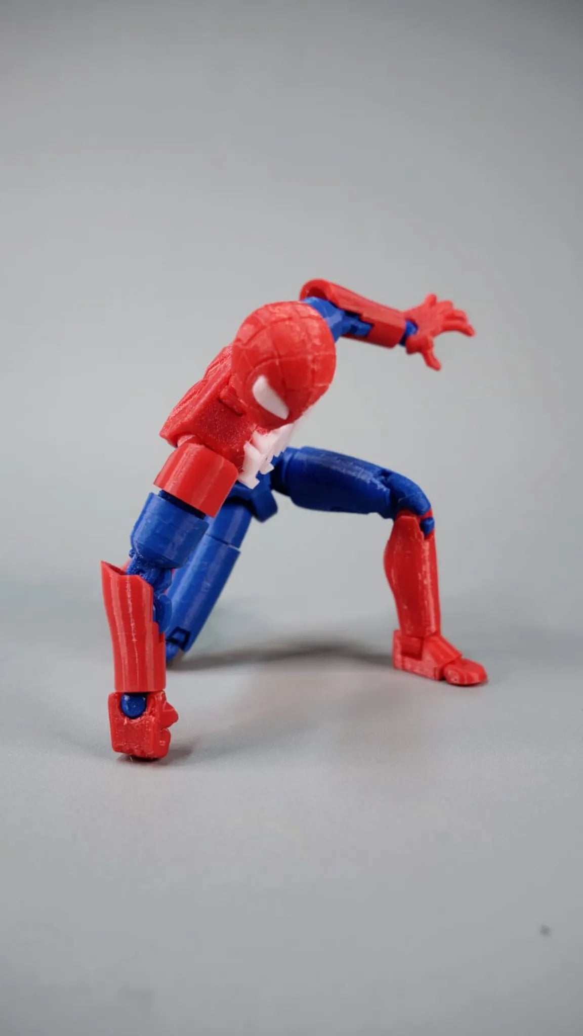 Dummy 13 Héroe Arácnido Clásico en pose heroica