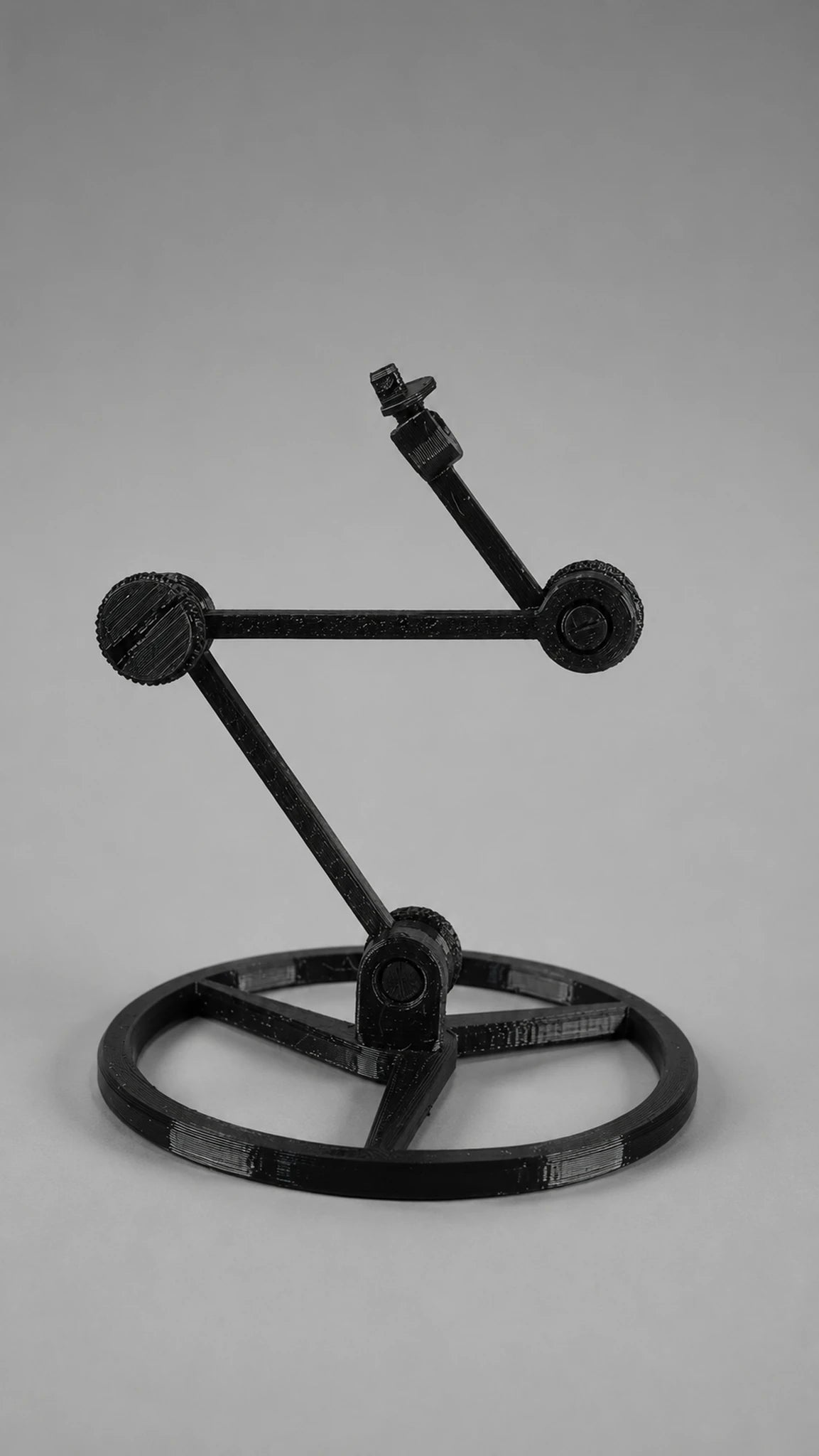 Stand articulado incluido para figuras Dummy 13