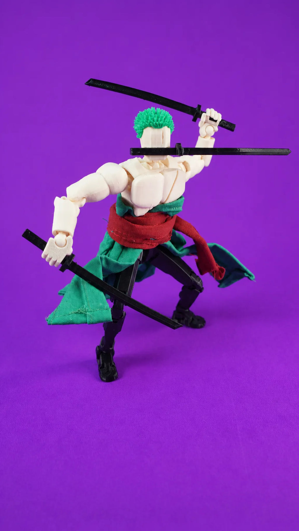 Espadachín de Tres Katanas en pose de combate con sus tres espadas