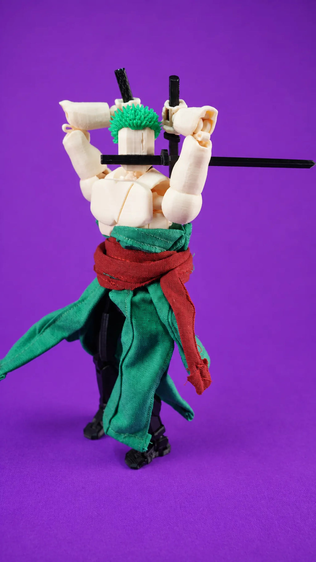 espadachin-de-tres-katanas-pose-epica