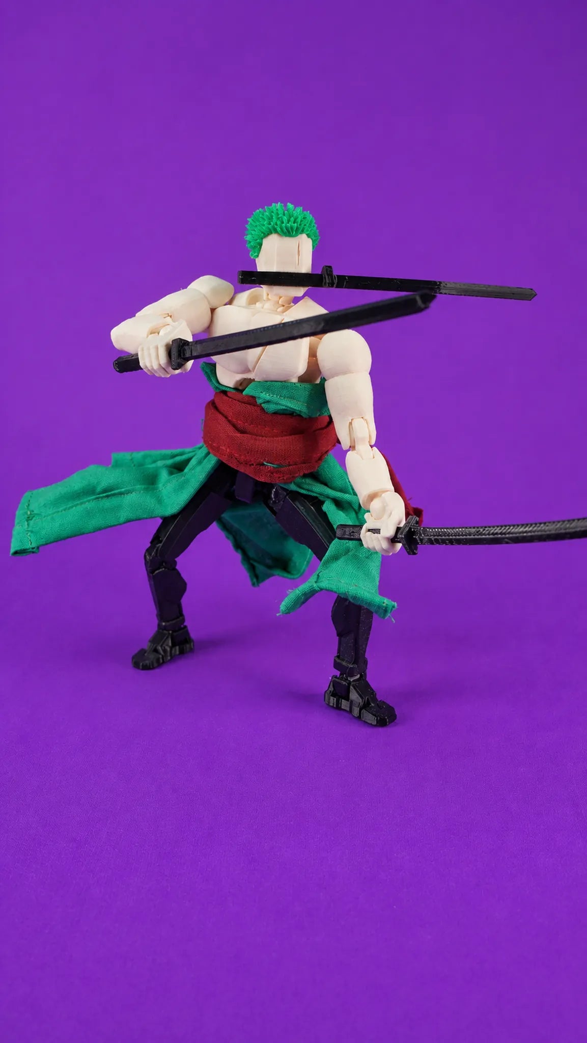 Espadachín de Tres Katanas con tres espadas en pose de combate