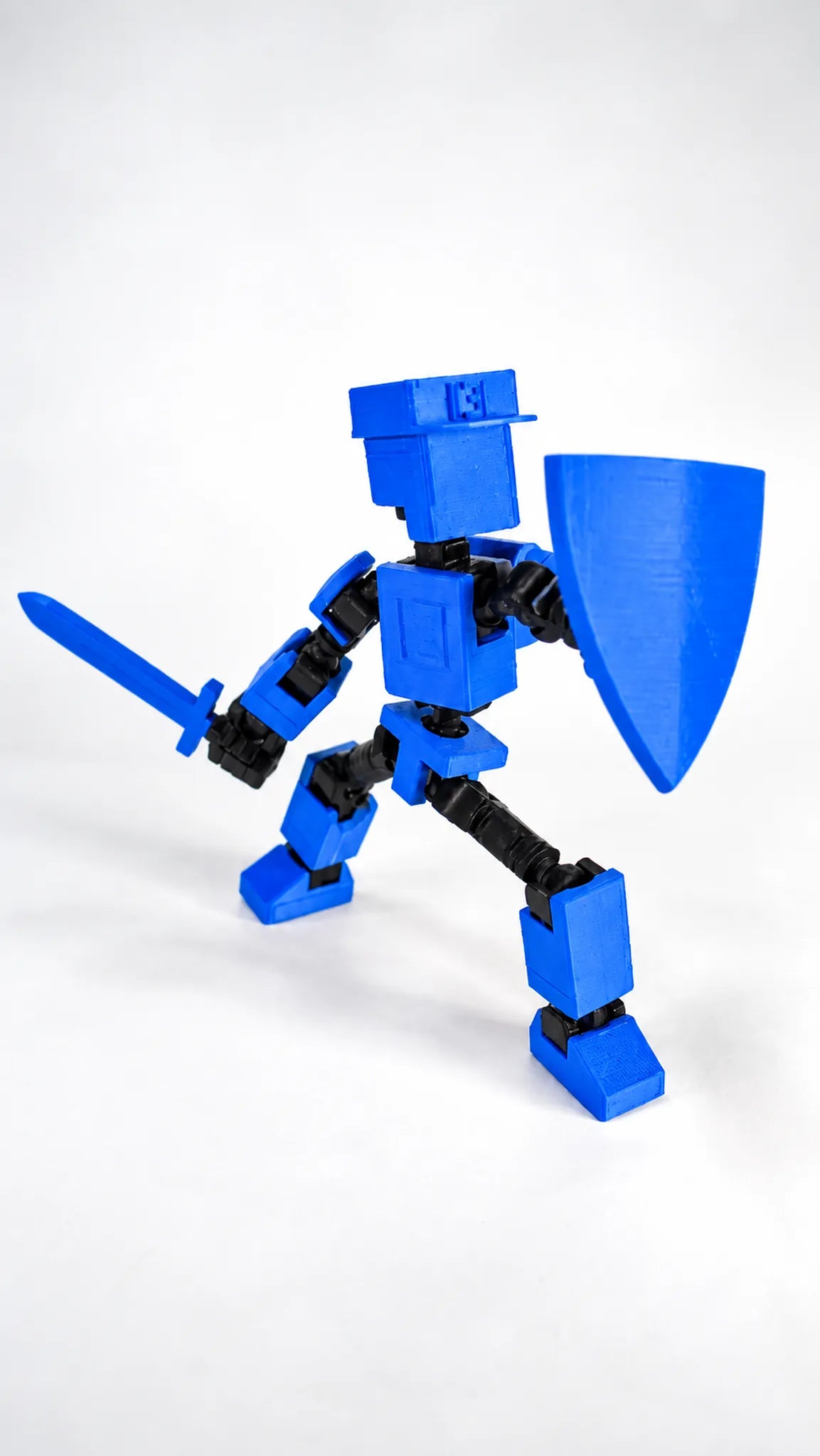 Mini T13 azul con espada y escudo figura articulada